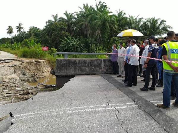 Raja Jaafar (dua dari kiri) meninjau laluan A149 Jalan Chikus menghubungkan Kampung Attaduri dan Chikus yang rebak akibat limpahan air sungai Batang Padang sejak 5 Januari lalu.