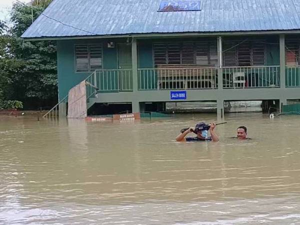 Anggota PGA Batalion 7 Kuantan tetap melakukan rondaan walaupun dalam keadaan banjir.