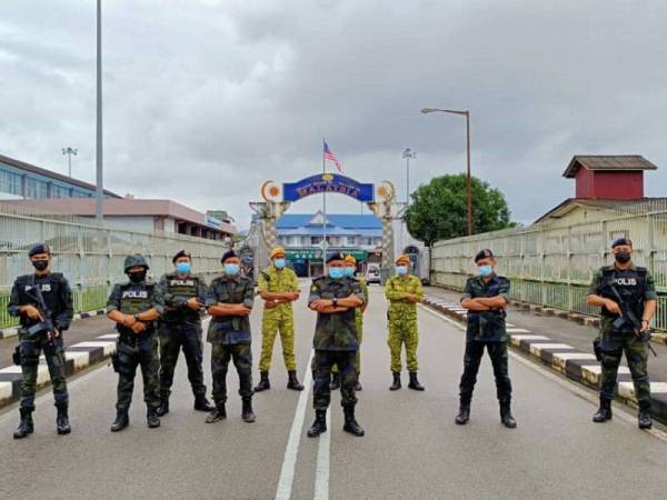 Azhari (depan, tiga dari kanan) bersama pegawai PGA Batalion 7 Kuantan dan anggota keselamatan yang lain sentiasa bekerjasama menjaga sempadan negara.
