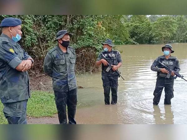 Azhari (kiri) bersama anggotanya ketika membuat tinjauan di sempadan Malaysia-Thailand di Rantau Panjang.