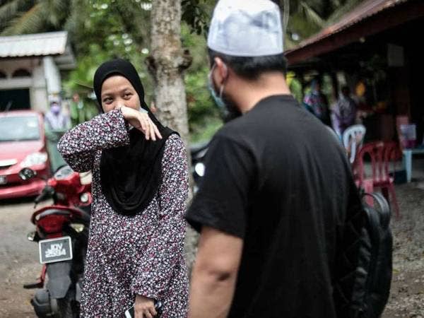 Ustaz Ebit Lew memberi kata-kata semangat kepada Khairunnisa semasa menziarahinya dan keluarga di Kampung Parit Nipah, Parit Raja, Batu Pahat, pada Jumaat. - Foto Facebook Ebit Lew