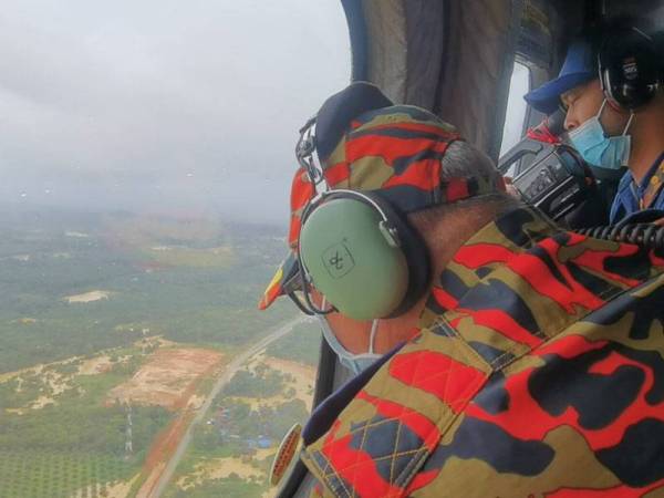 Mohammad Hamdan melakukan tinjauan udara bagi melihat situasi banjir di sekitar daerah Kemaman, Sabtu.