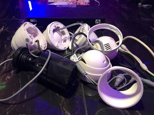 Antara barangan yang disita termasuklah kamera litar tertutup (CCTV).