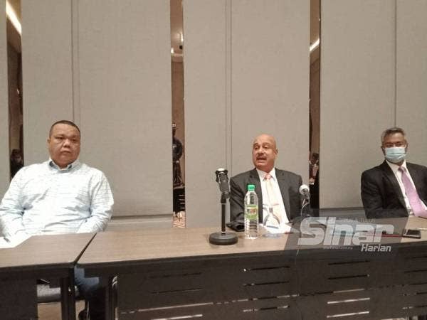 Mohd Haaziq (tengah) bersama anak guamnya, Rahman (kiri) pada sidang media di sebuah hotel di Petaling Jaya pada Sabtu.