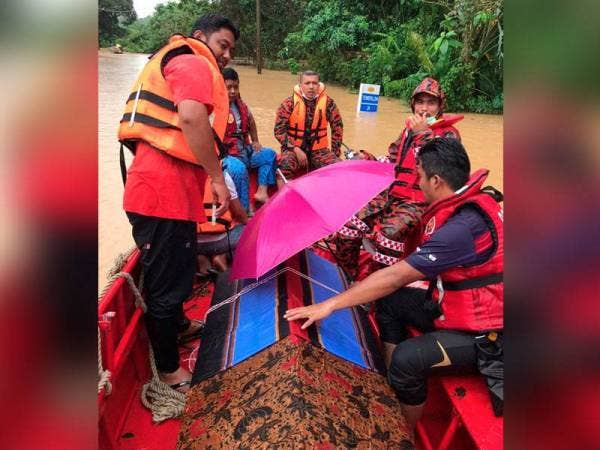 Jenazah dibawa dengan bantuan Bomba dan Penyelamat untuk disemadikan di Tanah Perkuburan Kampung Desa Baru Purun hari ini. - Foto Bernama