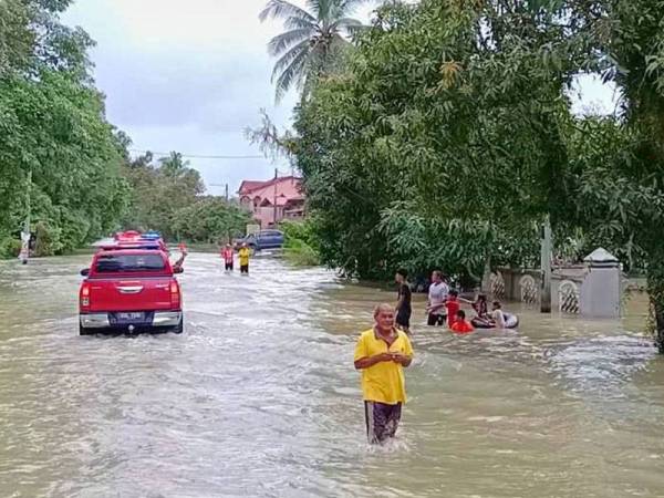 Orang ramai mengambil peluang bermain banjir apabila air Sungai Golok melimpah ke kampung-kampung di Rantau Panjang.