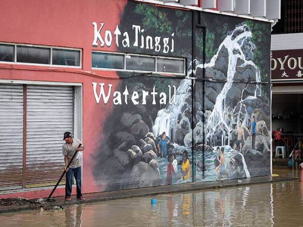 Pemilik premis perniagaan sekitar Bandar Kota Tinggi mula membersihkan kedai masing-masing setelah keadaan banjir mulai surut ketika tinjauan di sekitar bandar tersebut. Foto Bernama