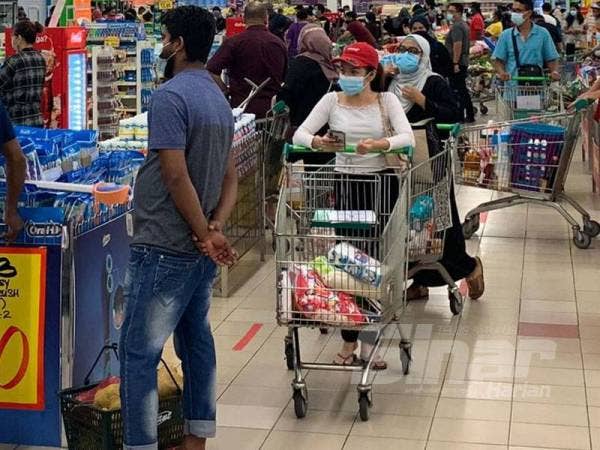 Orang ramai dinasihatkan untuk tidak melakukan pembelian panik kerana ia boleh memberi kesan kepada kekurangan bekalan barangan keperluan dalam pasaran. Gambar fail.