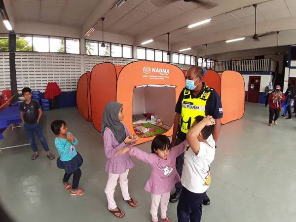 Hanyan beramah mesra dengan anak-anak kakitangan polis yang berada di PPS IPD Kemaman pada Ahad.