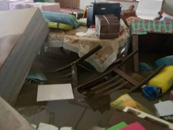 Perabot dan peralatan SRAR Jamiatul Banat dan Banin, Parit 8 Chikus rosak ditenggelami air banjir yang berlaku pada 5 Januari lalu.
