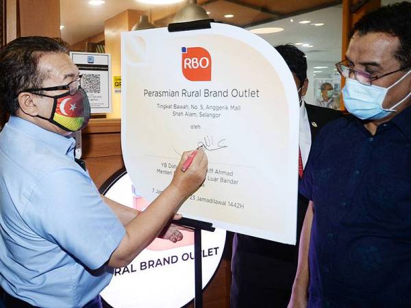 Abd Latiff menandatangi plak pada Majlis Walkabaout dan Pelancaran Premis Program RBO@KPLB di Anggerik Mall, Shah Alam pada Khamis.