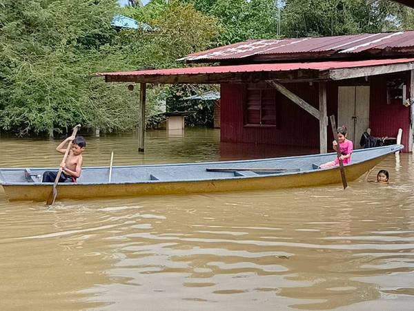 Kebanyakan kanak-kanak di Rantau Panjang mahir mengemudi perahu disebabkan setiap tahun kawasan rumah ditenggelami banjir.