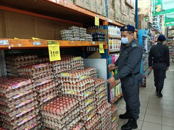 Pengua tkuasa melihat bekalan telur yang ada di sebuah pasar raya di Kuala Terengganu.
FOTO: KPDNHEP