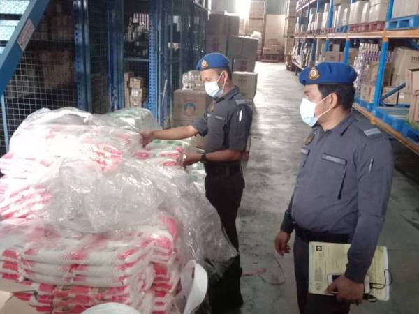 Penguat kuasa KPDNHEP Terengganu melakukan pemantauan bekalan barang keperluan di pasar raya di Kuala Terengganu.
FOTO: KPDNHEP