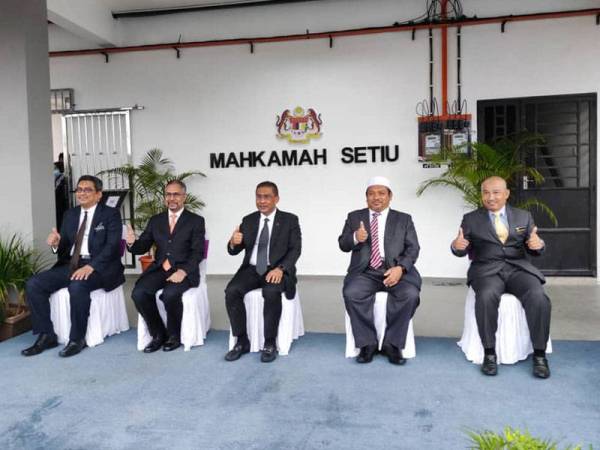 Takiyuddin (tengah) di hadapan Mahkamah Sesyen dan Majistret Setiu selepas mengadakan lawatan ke bangunan baharu mahkamah berkenaan pada Ahad.