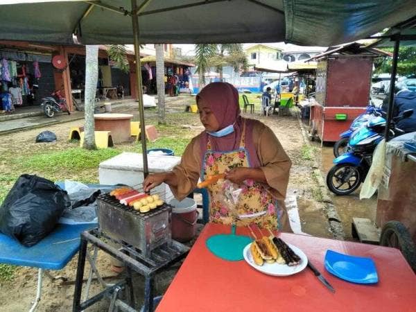 Rusila yang menjual makanan ringan menyambut baik lelongan yang dilakukan oleh peniaga lain kerana turut memberikan kesan positif kepadanya.