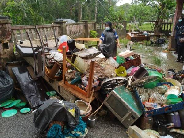 Peralatan rumah yang rosak akibat ditenggelami air banjir di salah sebuah rumah penduduk di Kampung Kelantan, Kota Tinggi pada Ahad.