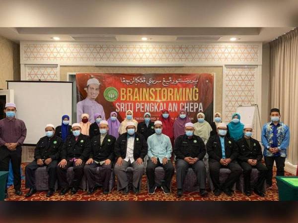 Sebahagian warga pendidik SRITI Pengkalan Chepa yang mengikuti program di sebuah hotel pada Sabtu.