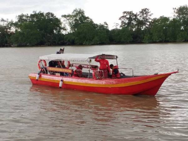 Pasukan penyelamat sedang mencari mangsa yang dikhuatiri lemas selepas terjatuh dari bot di tengah laut ketika keluar menangkap ikan pagi Ahad.