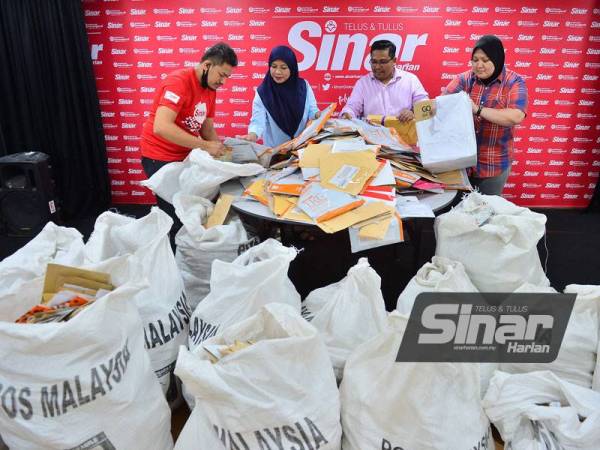 Kakitangan Sinar Harian melakukan pengiraan jumlah penyertaan Peraduan Sinar Harian Di Hatiku di Shah Alam.