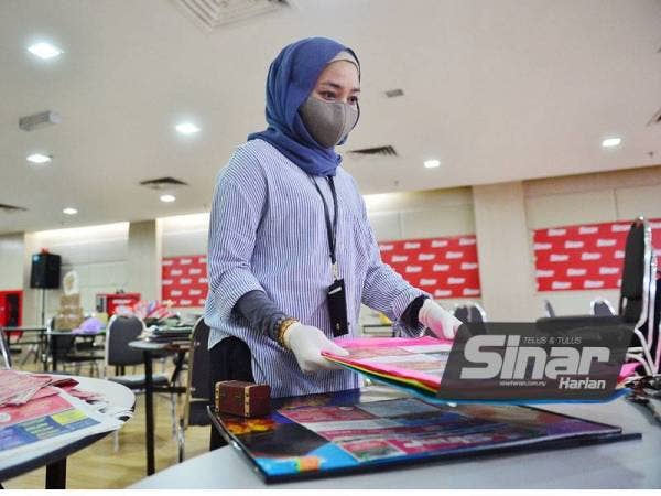 Kakitangan Sinar Harian membuat pengiraan dan pengasingan borang penyertaan peraduan di Shah Alam.