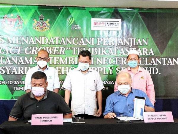Memorandum persefahaman (MoU) 'Contract Grower' yang ditandatangani antara pengusaha tanaman buah itu dengan syarikat pemborong produk pertanian Beho Supply Sdn Bhd.