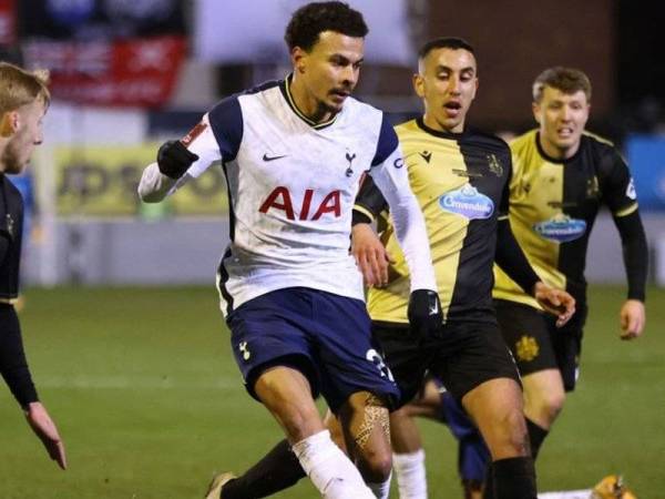 Alli melepasi kawalan pertahanan dan melakukan percubaan ke gawang Marine.