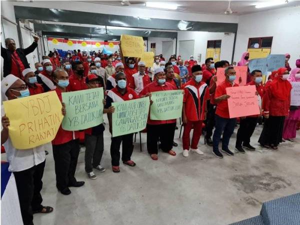 Kesemua pimpinan UMNO Bahagian dan Cawangan Machang menyatakan sokongan mereka terhadap Ahli Parlimen daripada daripada Barisan Nasional (BN), berkenaan, Datuk Ahmad Jazlan Yaakob juga Ketua UMNO Bahagian Machang yang menarik sokongan terhadap Perdana Menteri, Tan Sri Muhyiddin Yassin.