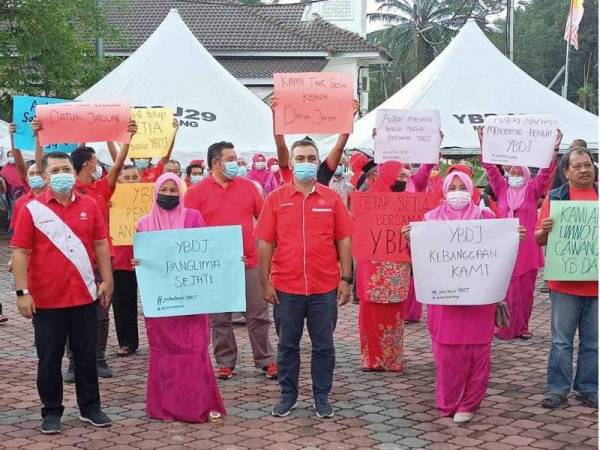 Barisan UMNO Bahagian Machang menyokong keputusan pemimpin utama parti itu di Kelantan yang menarik diri daripada menyokong kerajaan Perikatan Nasional (PN) diketuai Perdana Menteri, Tan Sri Muhyiddin Yassin Machang dalam satu perhimpunan khas yang diadakan di Pusat Transformasi Ilmu, Bukit Tiu di sini pada Ahad.