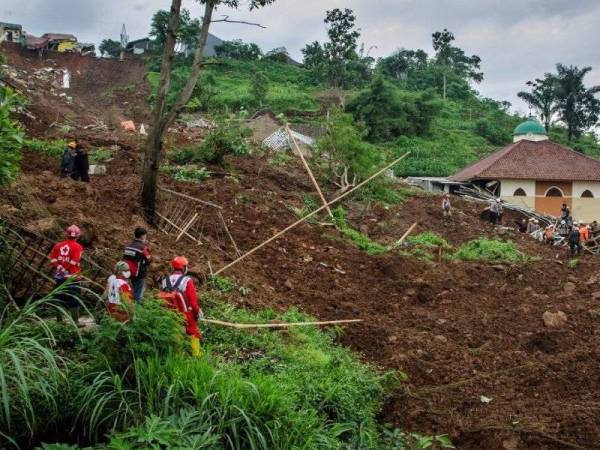 Seramai 27 orang masih hilang dalam kejadian tanah runtuh di wilayah Jawa Barat Indonesia pada Sabtu. - Foto Reuters