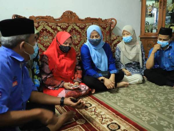 Noraini (tiga kanan) melawat dan menyampaikan sumbangan serta pampasan Takaful RM25,137 kepada keluarga arwah Ikmal Hakimi di Taman Suria, Kluang, pada Ahad. Turut kelihatan Pengurus Kanan Tugas Tugas Khas Kumpulan Karangkraf, Hashim Anang (kiri sekali).