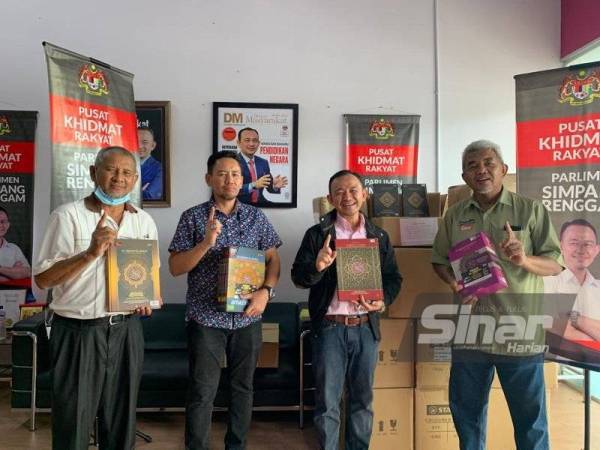 Hashim (kanan) ketika menyerahkan sumbangan nashkah al-Quran kepada Maszlee (dua dari kanan) di Pejabat Ahli Parlimen Simpang Renggam pada Isnin.