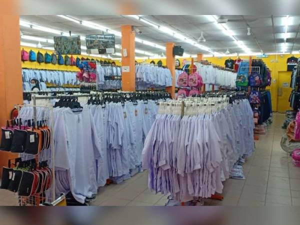 Ramai ibu bapa yang sudah siap kelengkapan persekolahan anak masing-masing bagi pembukaan sesi persekolahan pada 20 Januari ini ketika dalam tempoh PKPB di Kelantan.