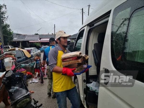 Kakitangan Jaip melakukan proses pengumpulan al-Quran dan bahan -bahan mengandungi cetakan ayat al-Quran yang terjejas akibat banjir di beberapa kawasan di sini untuk proses pelupusan.