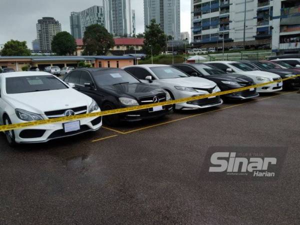 Kereta mewah yang dirampas daripada sindiket penyeludupan dan pengedaran dadah yang ditumpaskan menerusi serbuan di sekitar kawasan Johor Bahru, Johor pada Sabtu dan Ahad lepas.