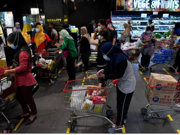 Orang ramai diingatkan untuk tidak menyerbu pasar raya atau pusat beli-belah dengan membuat pembelian panik hingga merisikokan penularan Covid-19. - Foto Bernama