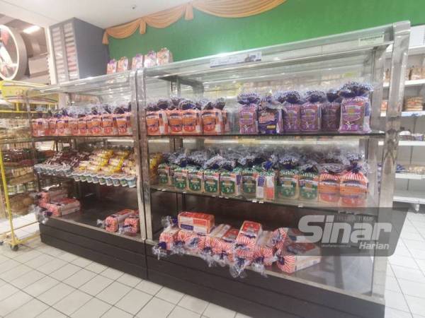 Bahagian rak menjual roti masih penuh.