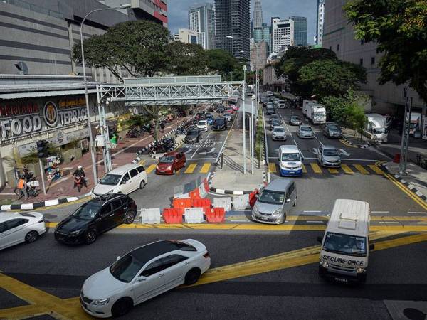 Kelihatan keadaan trafik agak sibuk di sekitar Jalan Tunku Abdul Rahman ketika tinjauan hari terakhir sebelum perlaksanaan Perintah Kawalan Pergerakan (PKP) yang bermula pada 13 Januari sehingga 26 Januari ketika tinjauan foto Bernama hari ini.