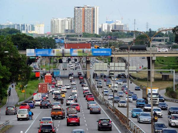 Keadaan jalan raya dikedua-dua arah kelihatan sesak ketika tinjauan di Lebuhraya Persekuturan hari ini. Kerajaan telah mengumumkan Perintah Kawalan Pergerakan (PKP) di enam negeri pada 12.01 malam ini (13 Januari) sehingga 26 Januari ini ekoran peningkatan kes COVID-19 yang membimbangkan.