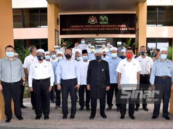 Ahmad Tarmizi (dua dari kiri) dan Abdul Hadi (tiga dari kanan) bergambar bersama tetamu kehormat dan warga kerja MADA seusai majlis libat urus bersama peladang.