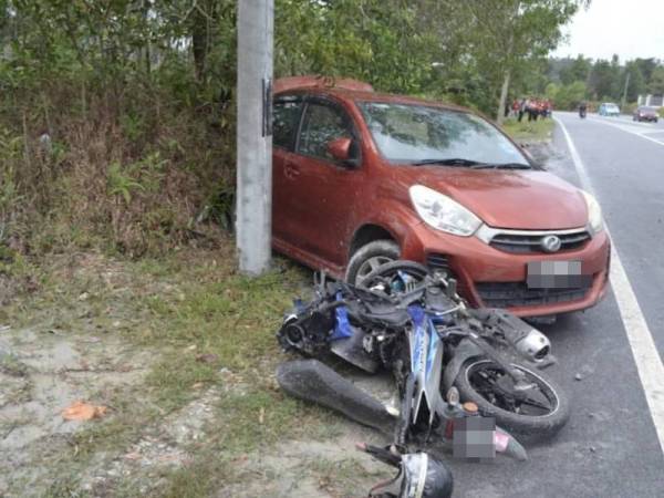 Keadaan motosikal ditunggang mangsa yang merempuh belakang kereta Perodua Myvi dinaiki dua beradik. - Foto Ihsan IPD Marang
