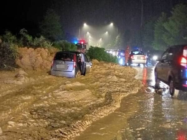 Sebuah kereta Perodua Viva terperangkap dalam tanah runtuh di Jalan Kota Tinggi-Kluang, Kluang, pada Isnin namun pemandunya selamat.