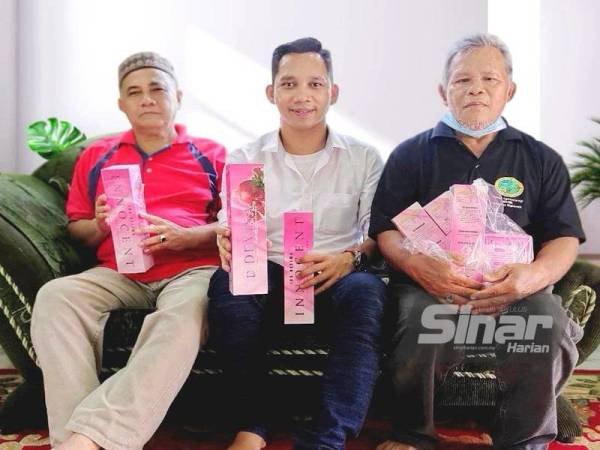 Masjulay (tengah) bersama dua pelanggan terawalnya dari Felda Tenggaroh 5, Khir Md Yusof (kiri) dan Samad Sapari yang banyak membantunya mempromosikan Jus Delima Innocent.