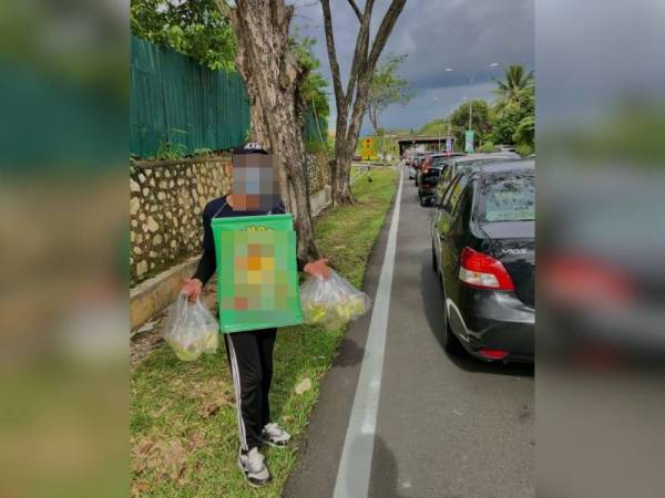 Berniaga di persimpangan lampu isyarat satu kesalahan. - Foto Sumber Facebook Ibu Pejabat Polis Daerah Seremban