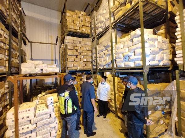 Pihak berkuasa sedang menjalankan siasatan di sebuah gudang daging sejuk beku di Senai, Johor, Disember tahun lalu.