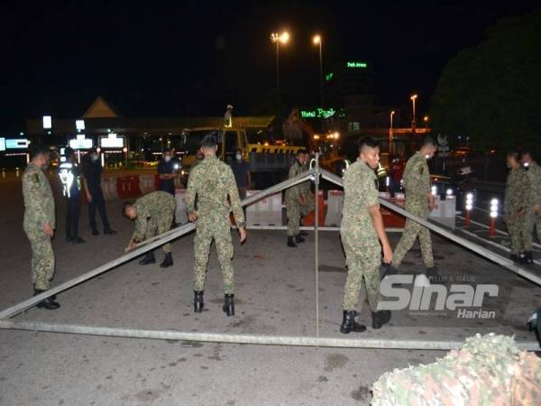 Anggota bertugas melakukan persiapan sekatan jalan raya di Plaza Tol Sungai Petani Selatan bermula jam 12 tengah malam tadi.