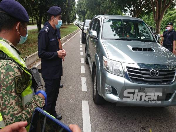 Abdul Majid ketika meninjau SJR di Jalan Taman Sutera Wangi, Batu Berendam, di sini, pada Rabu.