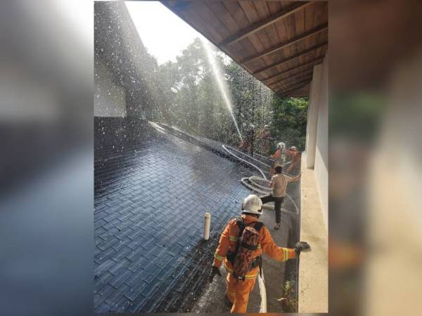 Anggota daripada BBP Langkawi dibantu anggota BBP Persiaran Putra berusaha memadamkan kebakaran bangunan hotel di Teluk Datai, Langkawi pada Rabu.