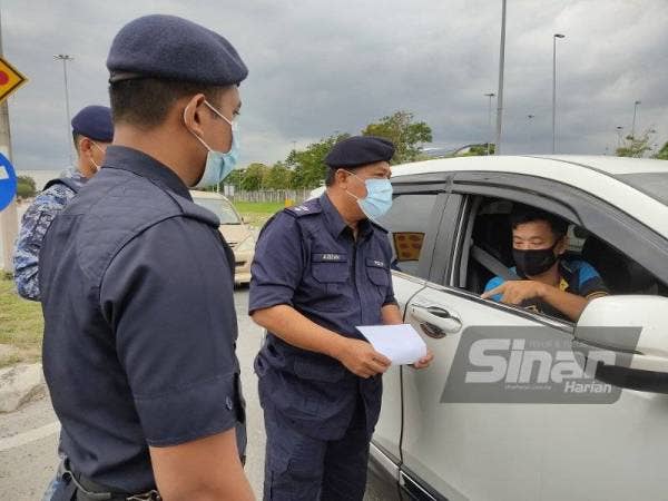 Azizan membuat semakan dokumen ke atas pemandu kenderaan yang melalui sekatan jalan raya di Jalan Banting - Dengkil, susulan pelaksanaan PKP yang berkuat kuasa pada Rabu.