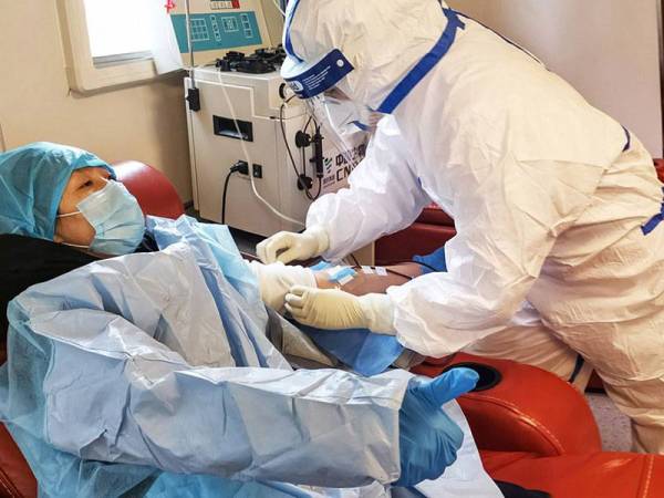 Rekod kematian bagi virus itu juga tertinggi selepas mencatatkan 306 lagi kematian, menjadikan kematian keseluruhan di seluruh republik itu kini 24,951 orang. - Foto AFP